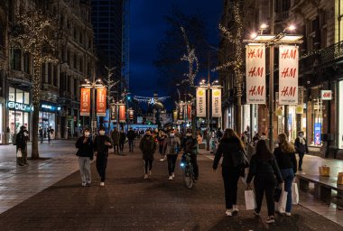 Antwerp, Flanders - Belçika - 12.28 2020 De Meir alışveriş caddesi gece vakti noel alışverişi sırasında