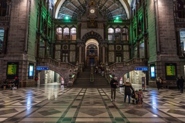 Antwerp, Flanders - Belçika - 12 28 2020 Yenilenmiş Merkez Tren İstasyonu İç dizaynı