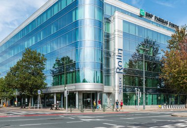 Etterbeek, Brüksel Başkent Bölgesi - Belçika - 09 20 2020 Çağdaş cam ve çelik konut ve ofis binası Espace Rodin