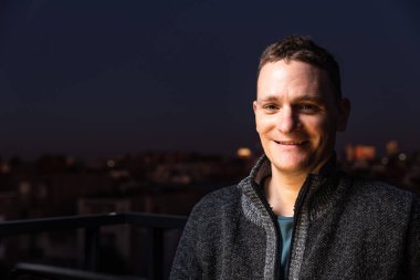 Çekici kırk yaşındaki beyaz adam gece Brüksel, Belçika 'da kendi portresini yapıyor.