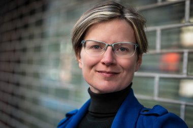 Brüksel 'de metal bir çite karşı poz veren 30' lu yaşlardaki beyaz kadın gibi görünmekten yoruldum.