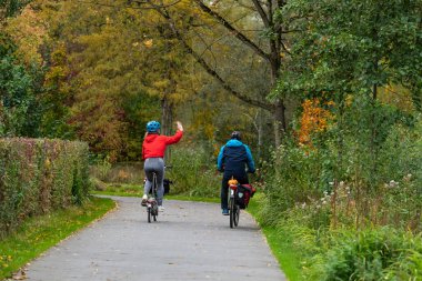 Jette, Brüksel Başkent Bölgesi - Belçika - 11 05 2020 Baudouin şehir parkında bisiklet süren genç çift