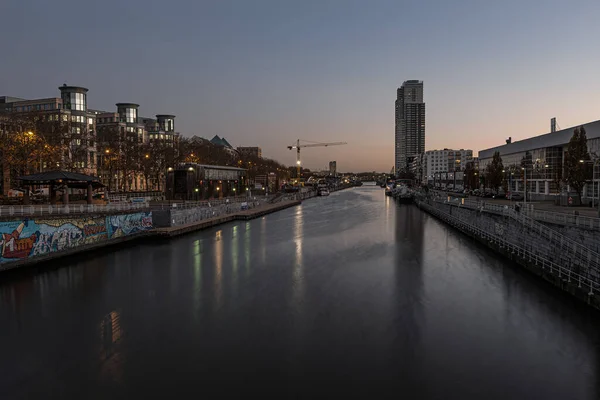 モレンベーク ブリュッセル ベルギー 2020 早朝の日没の間に運河での街の景色 — ストック写真