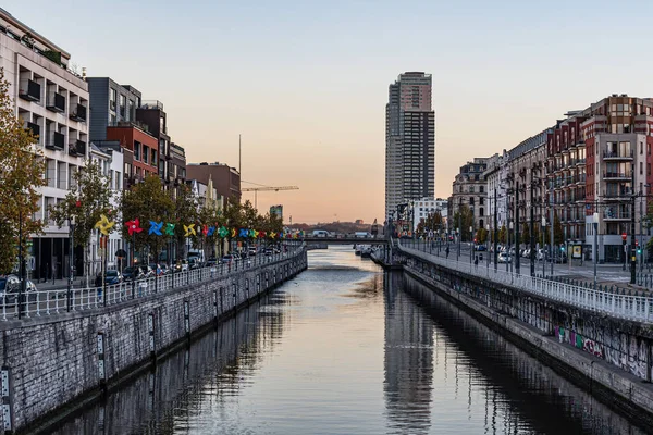 Molenbeek Bruselas Bélgica 2020 Vista Ciudad Canal Durante Una Puesta —  Fotos de Stock