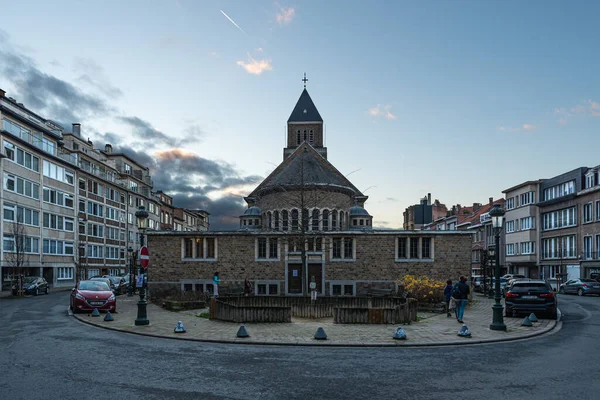 Jette ブリュッセル首都圏 ベルギー 2020年12月20日 ルルド教会の聖母と日没時の長方形の塔 — ストック写真