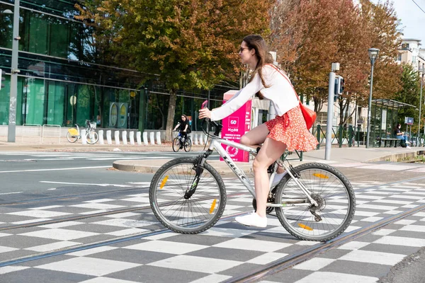 エターベーク ブリュッセル首都圏 ベルギー 2020自転車を運転オレンジスカートの20歳の女性 — ストック写真