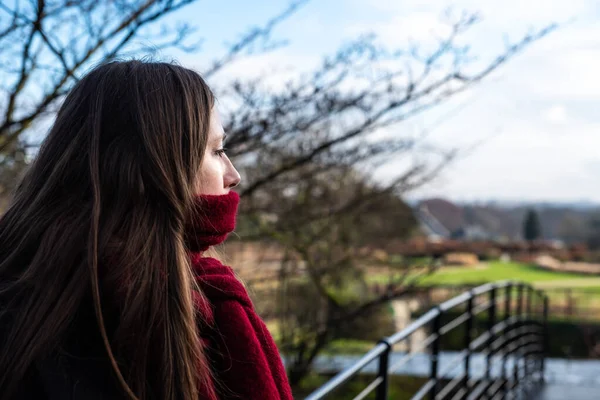 Attraktive Dreißigjährige Frau Die Winter Einem Stadtpark Die Ferne Blickt — Stockfoto