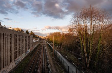 Laeken, Brüksel Başkent Bölgesi - Belçika - 01 12 2021 Renkli bulutlar Pannenhuis metro durağındaki tren rayları üzerinde
