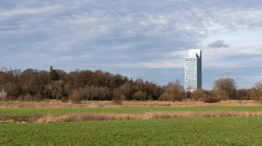Gent, Flanders, Belçika - 02 20 2021 - Arka planda KBC bankacılık kulesi olan tarım alanları
