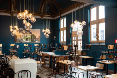 Schaerbeek, Brüksel Başkent Bölgesi - Belçika - 03 25 2021 - Demiryolu istasyonu bistrosunun klasik iç tasarımı