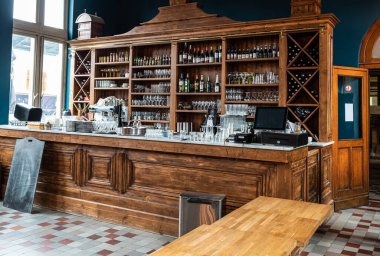 Schaerbeek, Brüksel Başkent Bölgesi - Belçika - 03 25 2021 - Demiryolu istasyonu bistrosunun klasik iç tasarımı