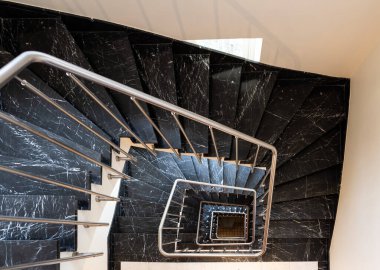 Brüksel Eski Kent, Brüksel Başkent Bölgesi - Belçika - 04 02 2021 Spiral merdiven Belvue Müzesi yüksek açılı manzaralı