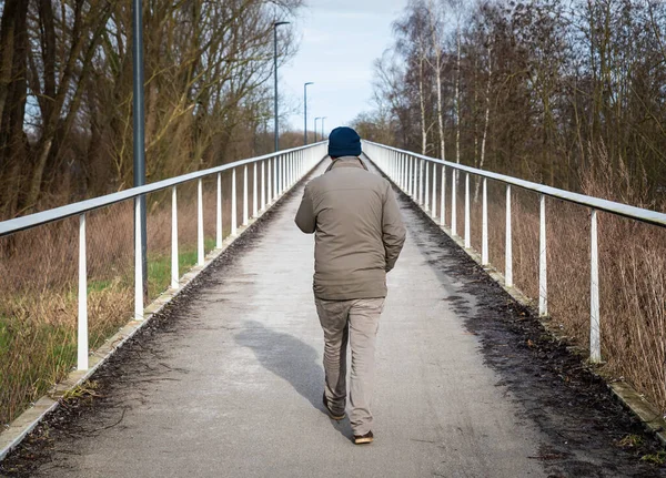 Gante Flandes Bélgica 2021 Hombre Cuarenta Años Caminando Por Puente — Foto de Stock