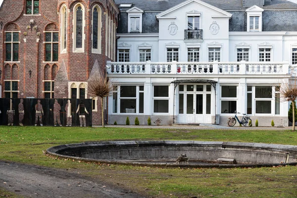 Гент Фландрия Бельгия 2021 Фасад Исторического Загородного Дома Фонтан — стоковое фото