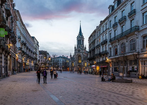 Saint-Gilles, Brüksel Başkent Bölgesi - Belçika - 02 26 2021 The Parvis de Saint Gilles pazar meydanı gün batımında