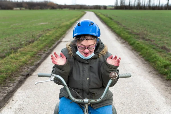 Chica Feliz Con Síndrome Conduciendo Triciclo Los Campos Flandes Hakendover —  Fotos de Stock
