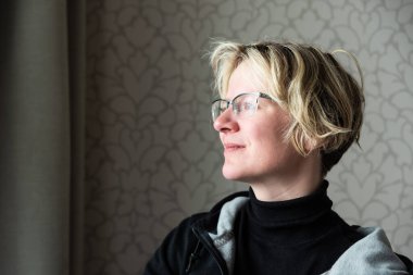 30 yaşında beyaz bir kadının portresi, Knokke, Belçika