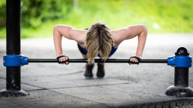 Belçika 'da yatay bir barda çalışan bir kadın.