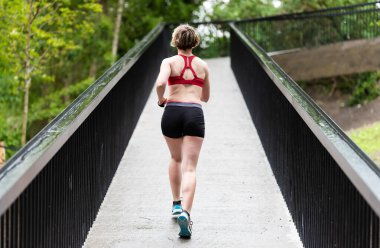 Çekici 30 yaşında bir kadın Belçika 'da dışarı kaçıyor.