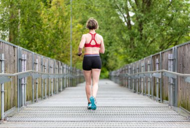 Sırtından, Belçika 'dan alınan açık hava kadın koşucusu.