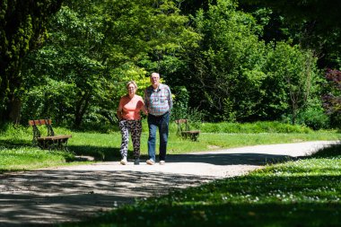 Meise, Flanders - Belçika - 02 09 2021 Olgun çift botanik bahçesinde yaya yolunda yürüyor