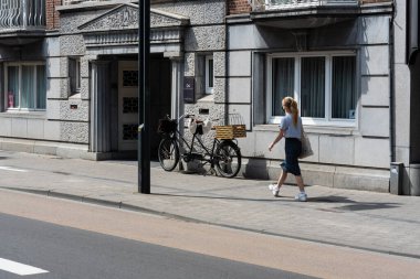 Leuven, Flaman Brabant - Belçika - 06 20 2021 Bondgenoten Bulvarı 'nda yürüyen öğrenci