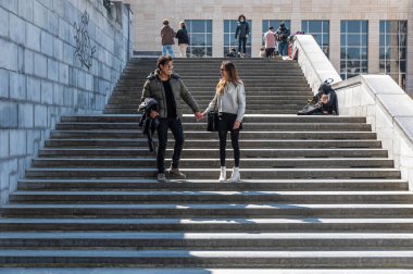 Brüksel Şehir Merkezi, Brüksel Başkent Bölgesi - Belçika - 05 01 2021 Genç adam ve kız arkadaşı Mont des Arts merdivenlerinde