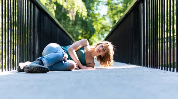 Sportliche Pose Eines Attraktiven Jährigen Blonden Mädchens Auf Einer Fußgängerbrücke — Stockfoto