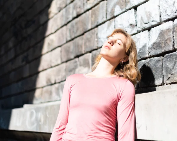 Jährige Blonde Frau Posiert Der Sonne Freien Belgien — Stockfoto