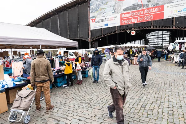 アンデルレヒト ブリュッセル首都圏 ベルギー 2021すべての年齢層の人々とAbattoir食品市場での背景ショッピング — ストック写真