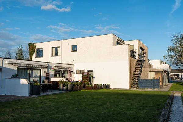 Knokke Soygunu, Flaman Bölgesi - Belçika - 04 03 2021 Gün batımında bir otel ve bahçe manzarası