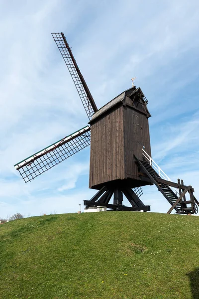 Knokke Heist Φλαμανδική Περιφέρεια Βέλγιο 2021 Windmill Ond Grass Hill — Φωτογραφία Αρχείου