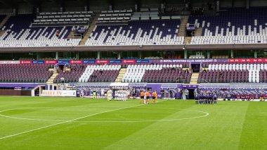 Anderlecht, Brüksel Başkent Bölgesi - Belçika - 08 28 2021 - Anderlecht futbol stadyumu, koltuklar ve yeşil saha