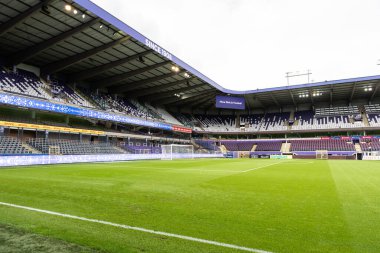 Anderlecht, Brüksel Başkent Bölgesi - Belçika - 08 28 2021 - Anderlecht futbol stadyumu, koltuklar ve yeşil saha