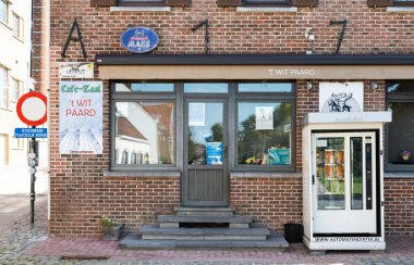 Liedekerke, Doğu Flanders Bölgesi, Belçika - 08 28 2021 Geleneksel Beyaz At Kafesi