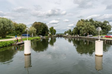 Zemst, Flaman Brabant Bölgesi - Belçika - 08 25 2021 Senne Nehri rıhtımındaki gemi
