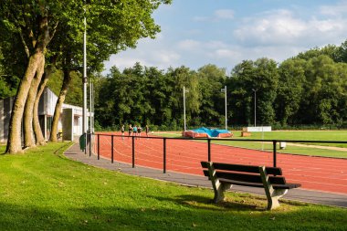 Aalst, Doğu Flanders, Belçika - 07 25 2021 Koşu pisti ve yeşil çevre spor ve eğlence alanı