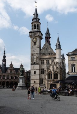 Aalst, Doğu Flanders Bölgesi, Belçika - 07: 15 2021 Eski pazar meydanı ve çan kulesi şehri