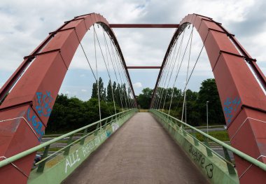 Wetteren, Doğu Flanders, Belçika - 07 16 2021 - E40 otoyolu üzerindeki yaya ve bisiklet köprüsü