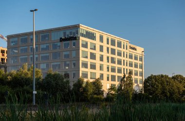Gent, Doğu Flanders Bölgesi, Belçika - 07 18 2021 Deloitte muhasebe şirketinin ofis binası