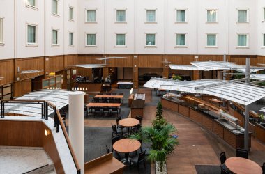 Ghent, Doğu Flanders Bölgesi, Belçika - 07 18 2021 Tahta iç dizayn Flanders Fuarı Holiday Inn.