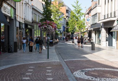 Roeselare, Doğu Flaman Bölgesi - Belçika - 07 19 2021 Yazın eski şehrin sokaklarında yürüyen insanlar