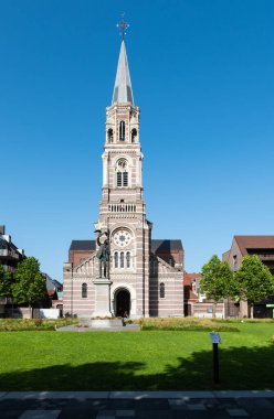 Roeselare, Doğu Flaman Bölgesi - Belçika - 07 19 2021 Kulesi ve mavi gökyüzü arka planına sahip Saint Nichaols kilisesi meydanı