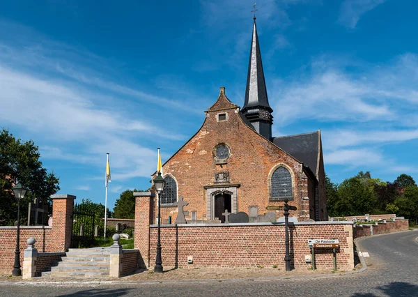 Lennik Region Brabancji Flamandzkiej Belgia 2021 Wnętrze Tradycyjnego Kościoła Katolickiego — Zdjęcie stockowe