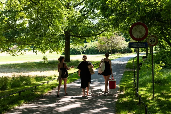 Lennik Región Flamenca Brabante Bélgica 2021 Tres Amigas Con Ropa —  Fotos de Stock