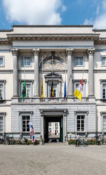 Aalst, Doğu Flanders Bölgesi, Belçika - 07 15 2021 Beyaz Neo klasik cephesi
