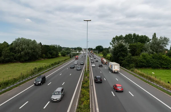 Wetteren, Doğu Flanders Bölgesi, Belçika - 07 15 2021 E40 karayolu trafiği, yukarıdan alındı