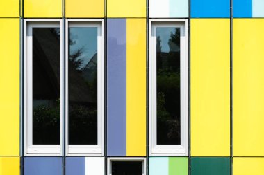 Dilbeek, Flaman Brabant Bölgesi, Belçika - 72 2021 Soyut renkler ve çağdaş bir müzik okulu binasının cephesi