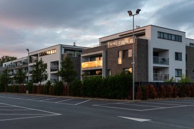 Merchtem, Flaman Brabant - Belçika - 09 12 2021: Çağdaş apartman blokları ve bir otopark