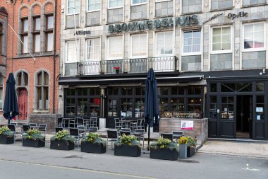 Opwijk, Flaman Brabant - Belçika - 09 12 2021 Cephe ve Het Brouwershuis kafe ve restoranının terası